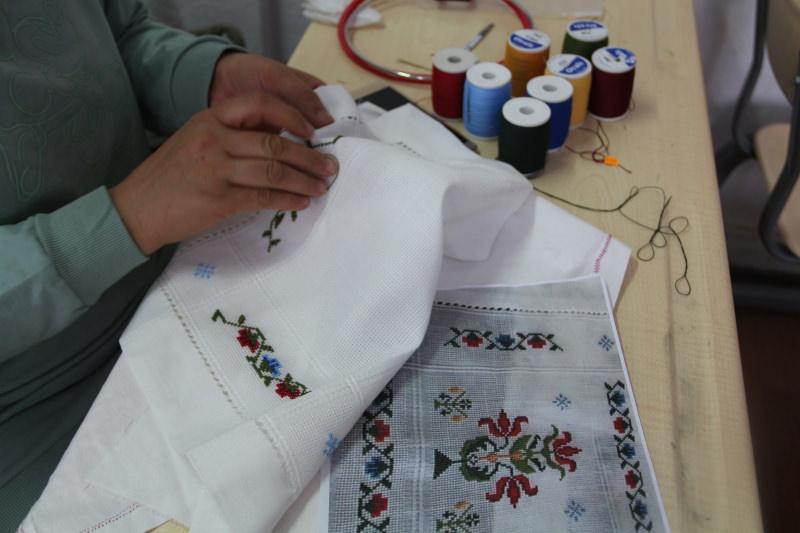  Bitlisli kadınların elinde iğne oyası yeniden hayat buluyor
