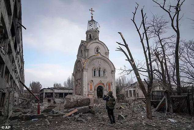 Mariupol'de yok edilen bir kilise