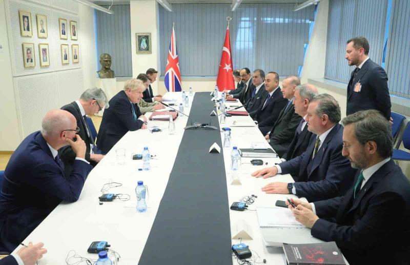 Cumhurbaşkanı Recep Tayyip Erdoğan, NATO Olağanüstü Devlet ve Hükümet Başkanları Zirvesi için bulunduğu Brüksel’de İngiltere Başbakanı Boris Johnson ile bir araya geldi.
