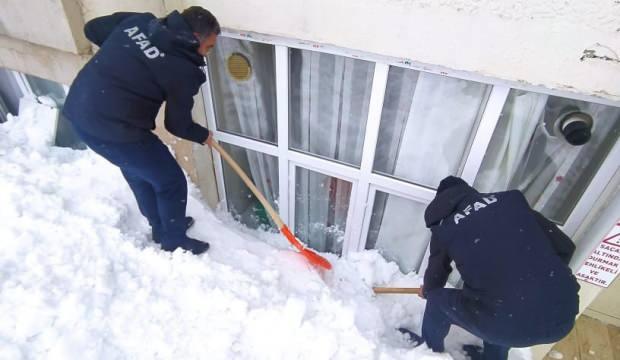 Bitlis’te kar kütlesi pencerelerini kırdı, AFAD yardıma koştu