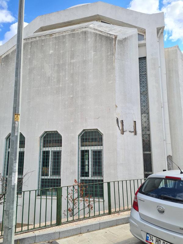 Asıl caminin yıkılması sebebiyle 1950'de inşa edilen Fatih Camii