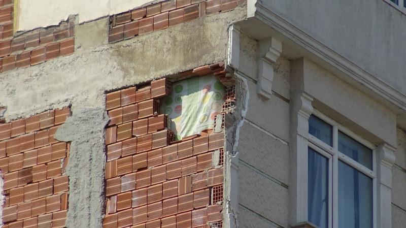 Avcılar’da yıkım esnasında bitişikte evin duvarı delindi