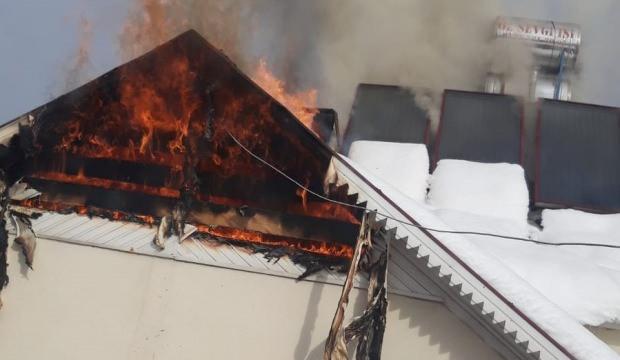 Düzce’de korkutan yangın! Evin çatı katı alev alev yandı