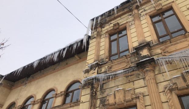 Kars’ta tarihi binada oluşan buz sarkıtları görenleri korkutuyor