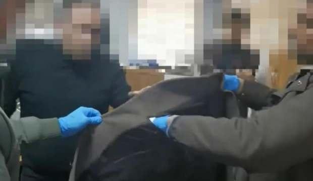 Rüşvetten gözaltına alınan tapu memurunun ceplerinden deste deste para çıktı