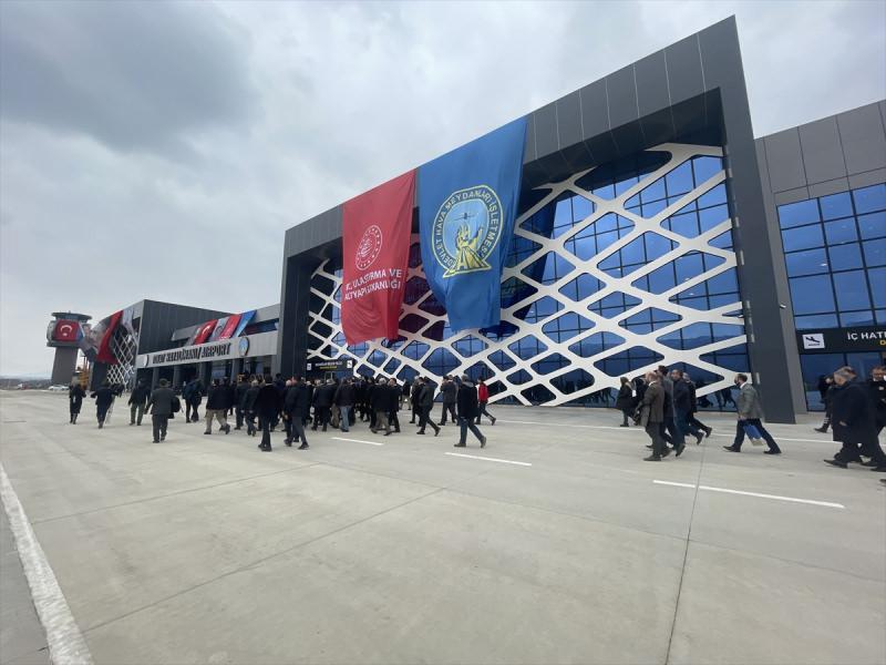 Ulaştırma ve Altyapı Bakanı Adil Karaismailoğlu, 25 Martta Cumhurbaşkanı Recep Tayyip Erdoğan'ın katılımıyla açılışı gerçekleştirilecek Yeni Tokat Havalimanı'nında incelemelerde bulundu. Karaismailoğlu, yetkililerden bilgi aldı.