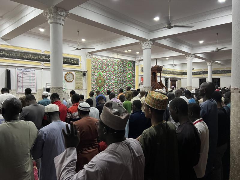 Nijeryalı Müslümanlar ilk teravih namazında barış için dua etti