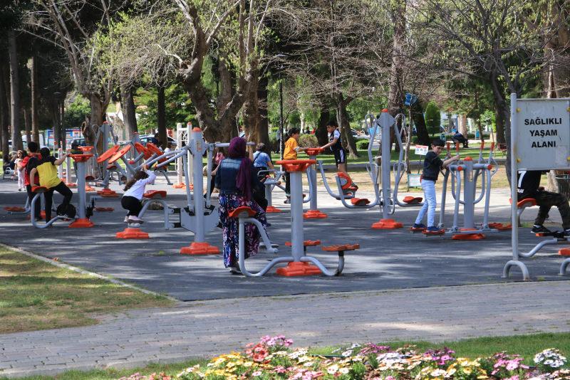 Adana'da sıcaklık 33 dereceye ulaştı, parklar doldu