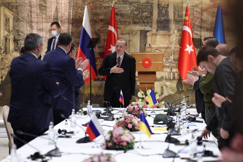 Cumhurbaşkanı Erdoğan, İstanbul'da yapılan Rusya-Ukrayna zirvesine iştirak etti ve heyetler tarafından ayakta alkışlandı.