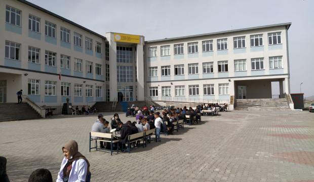 Nevşehir'de farkındalık için okul bahçesinde kitap okudular