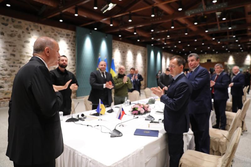 Cumhurbaşkanı Recep Tayyip Erdoğan, Dolmabahçe Ofis'te yapılan Rusya-Ukrayna Müzakere Heyetleri Toplantısı'na iştirak etti.