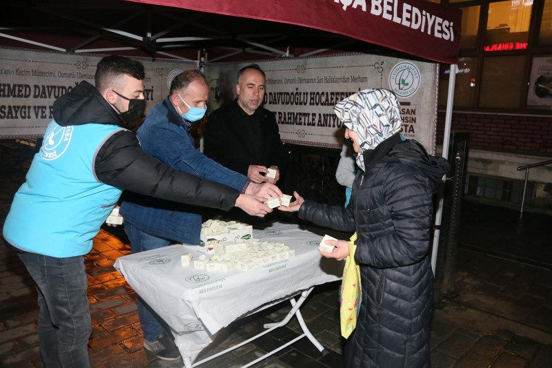 Tuzla Belediyesi teravih namazı sonrasında lokma dağıttı