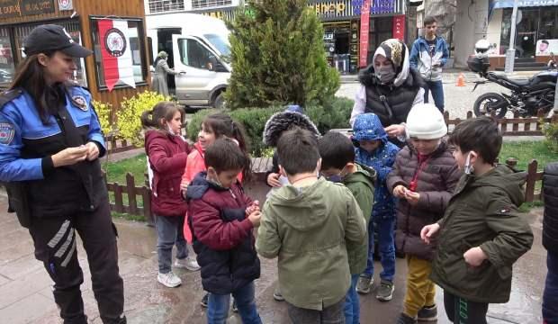 Gümüşhane’de çocuklar telsizden şeker istedi, polisler getirdi   