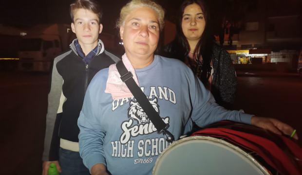 İzmirlileri ‘Davulcu Abla’ 6 yıldır sahura kaldırıyor