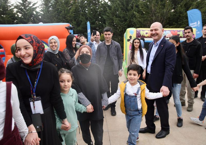 İçişleri Bakanı Süleyman Soylu, Deniz Feneri Derneğince "Ramazan 15 Dünya Yetimler Günü” dolayısıyla düzenlenen iftar programına katıldı. Bakan Soylu iftar öncesi çocuklarla oynadı.