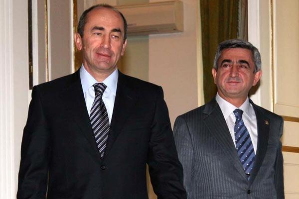 Robert Koçaryan (solda) Serj Sarkisyan (sağda)