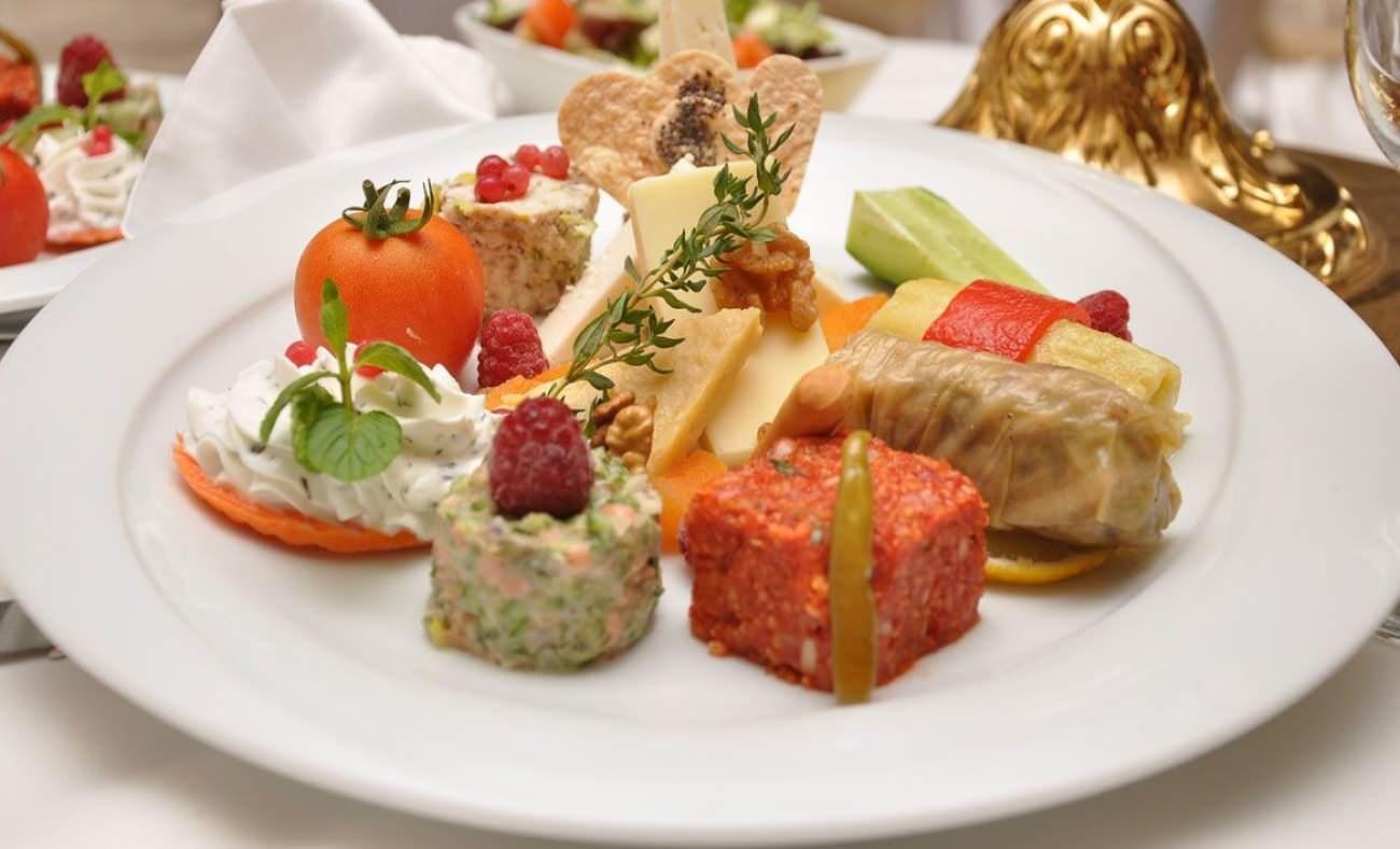 Ord&ouml;vr tabağı nedir, neler yapılır? Sıcak ve soğuk ord&ouml;vr tabağı nasıl hazırlanır? 