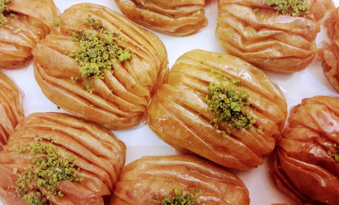 Ustasından muhteşem gazete baklavası nasıl yapılır? Gazete baklavasının p&uuml;f noktaları