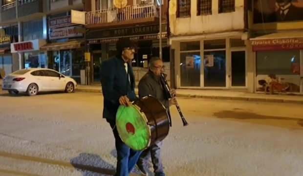 Amasya’da Ramazan davulcularından hırsız ve dolandırıcılara karşı manili uyarı