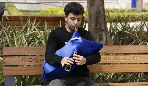Kazım Koyuncu’dan etkilendi, nefesiyle okul harçlığını çıkartıyor