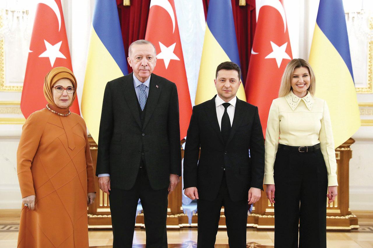 Cumhurbaşkanı Edoğan ve eşi Emine Erdoğan, 15 Şubat'ta Kiev'de Ukrayna Cumhurbaşkanı Zelenskiy ve eşi Olena Zelenska ile bir araya gelmişti
