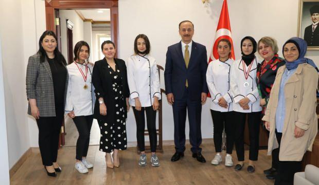 Vali Erin yemek yarışmasında Türkiye şampiyonu olan öğrencileri tebrik etti