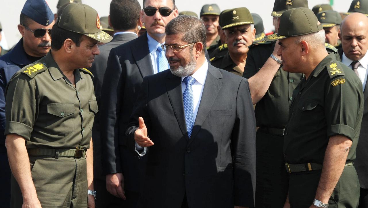 Abdulfettah es-Sisi ve Muhammed Mursi aynı karede