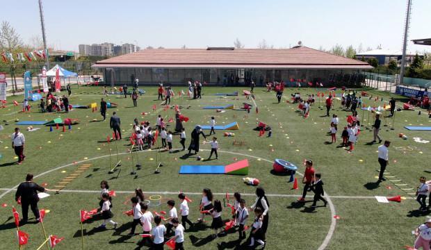 Şahinbey Belediyesi minik öğrencilere spor malzemesi hediye etti