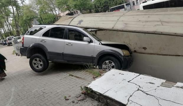 Kocaeli’de fren yerine gaza bastı, duvara çarparak durdu