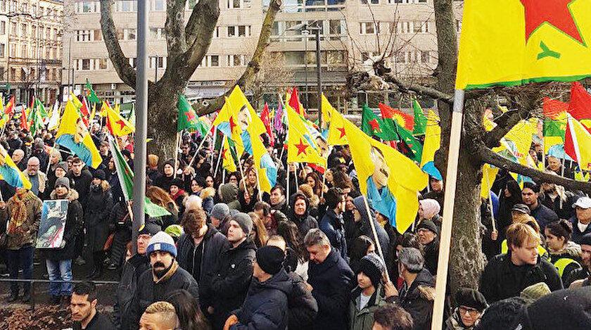 PKK'lı teröristlerin İsveç sokaklarındaki gösterilerinden bir kare