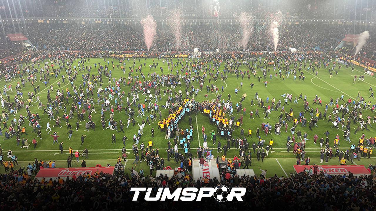 Trabzonspor - Antalyaspor maçından sonra sahaya giren taraftarlar
