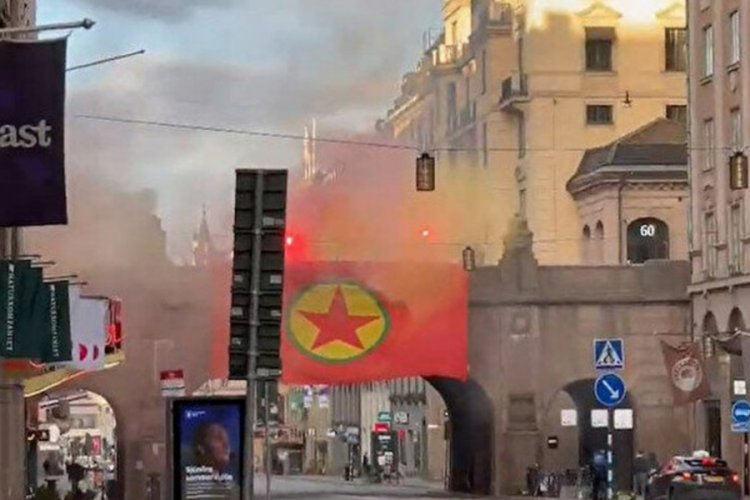 3 gün önce Stockholm'de sokakta açılan PKK bayrağı