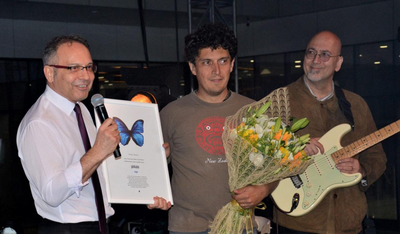Atlas Üniversitesi Rektörü Prof. Dr. Mustafa Küçük, Pinhani’ye kelebek plaketi takdim etti