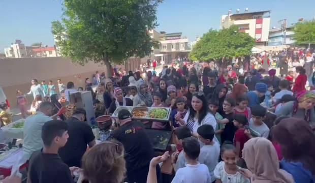 Adanalı d&ouml;nerciden mezun olduğu okula jest! &lsquo;Piton d&ouml;ner&rsquo; yaptı   