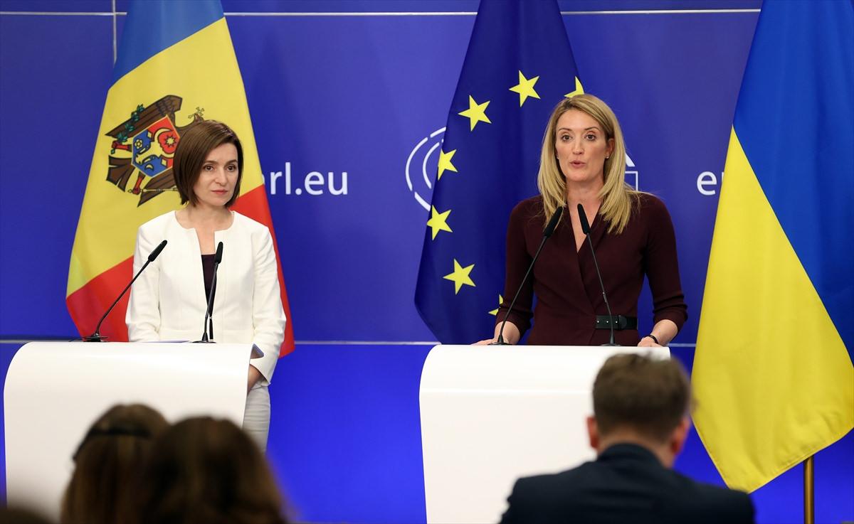 Avrupa Parlamentosu Genel Kuruluna katılan Moldova Cumhurbaşkanı Maia Sandu (solda), AP Başkanı Roberta Metsola (sağda)