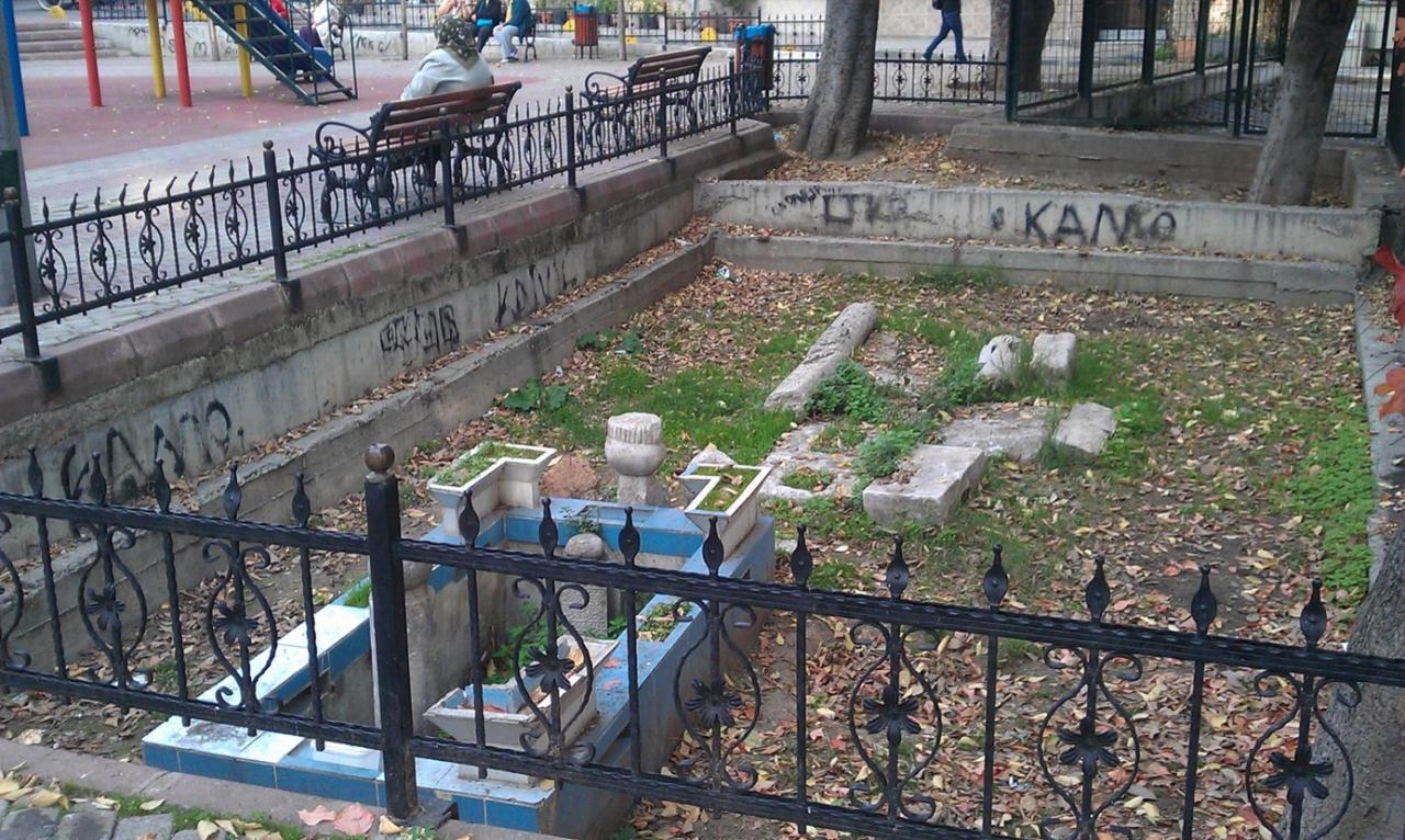 Uzunca Ova Mescidi'nin mihrabındaki mezarlık