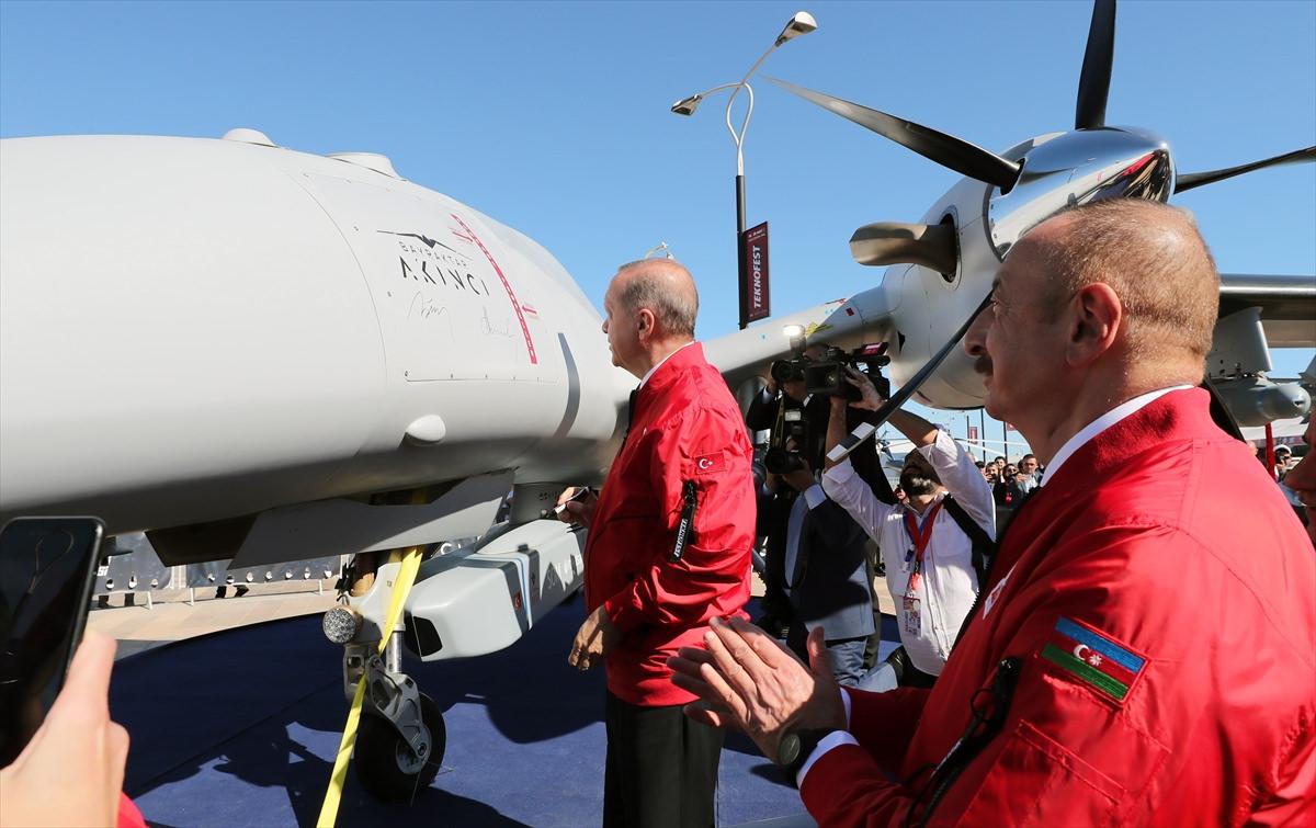 Cumhurbaşkanı Erdoğan ve Aliyev, TEKNOFEST alanındaki silahlı insansız hava aracı Akıncı önünde fotoğraf çektirdi ve Selçuk Bayraktar'dan hava aracıyla ilgili bilgi aldı. Daha sonra liderler, Akıncı'ya imzalarını attı.