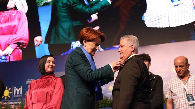 Ahmet Zeki Üçok'a İYİ Parti rozetini Meral Akşener taktı.
