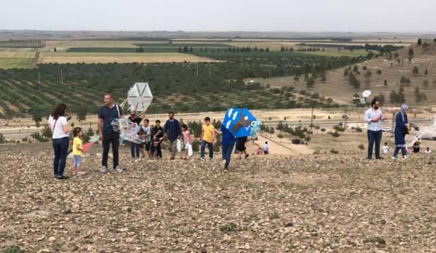 Yüzlerce uçurtma 8 yıl aradan sonra Suriye sınırında uçuruldu
