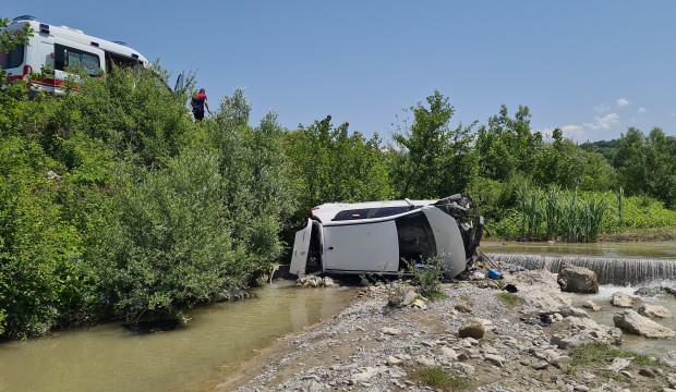 Zonguldak’ta kontrolden çıkan araç dereye düştü