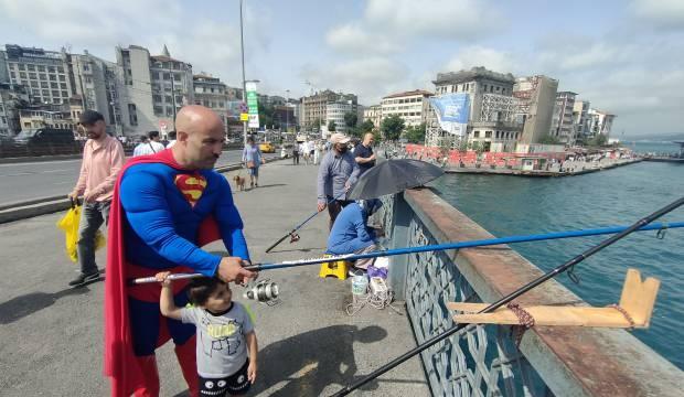 Galata Köprüsü’nde Süpermen'i balık tutarken görenler hayrete düştü   