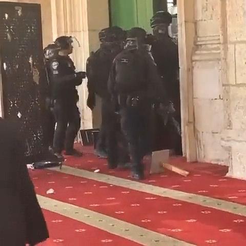 İşgalci İsrail polisi Müslümanları Kıble Mescidi'ne kilitledi