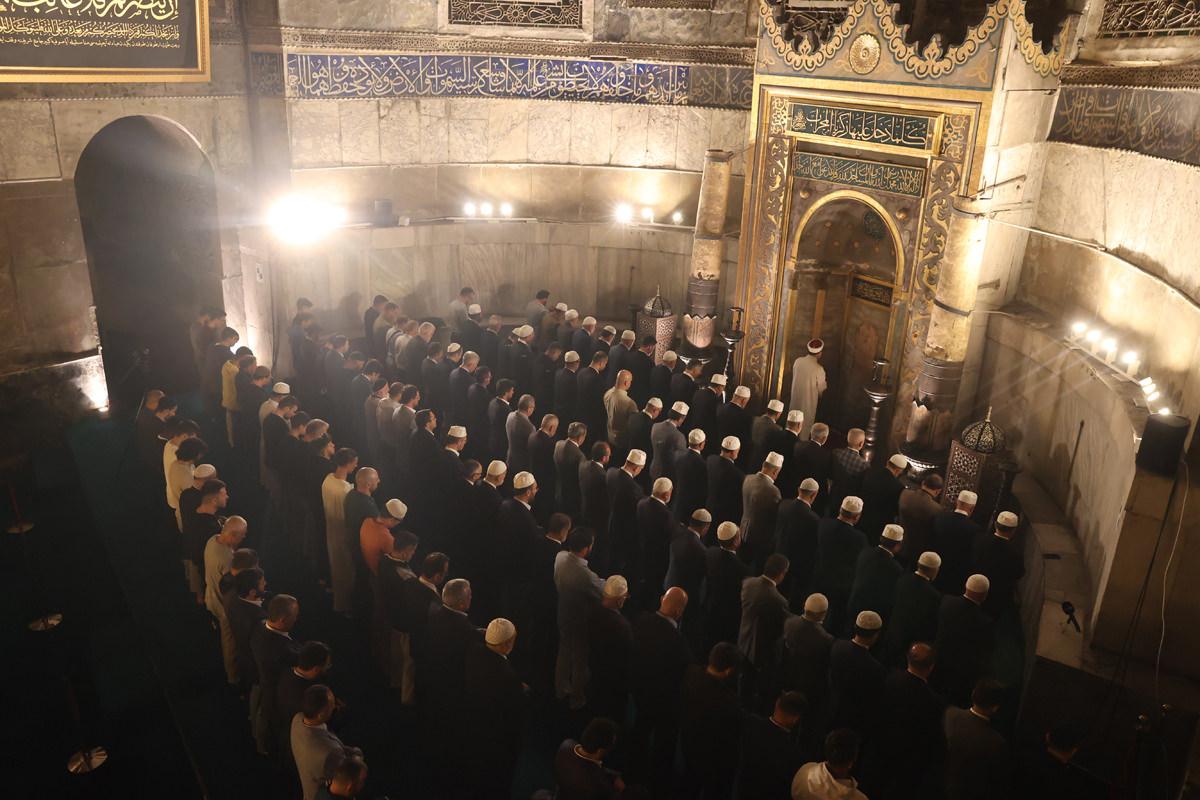 Diyanet İşleri Başkanı Erbaş 81 ilin müftüsüyle Ayasofya-i Kebir Camii'nde sabah namazı kıldı