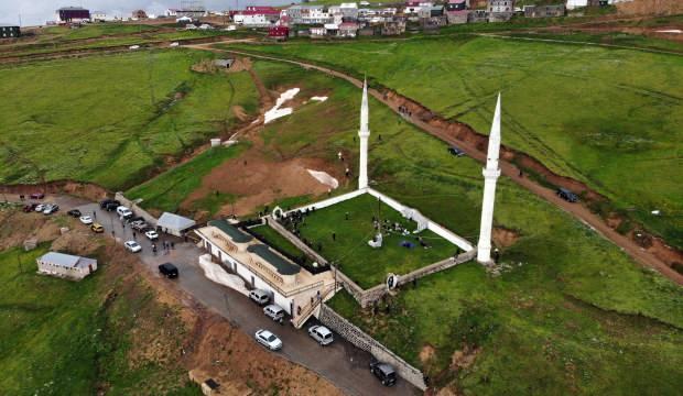 Gümüşhane’de kubbesi ve çatısı olmayan camide 561 yıldır ibadet yapılıyor   