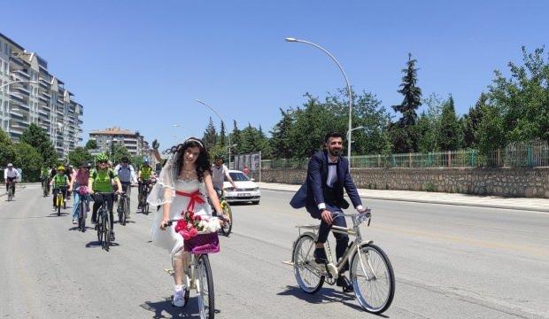 Malatya’da gelinle damat nikah törenine bisikletle gitti