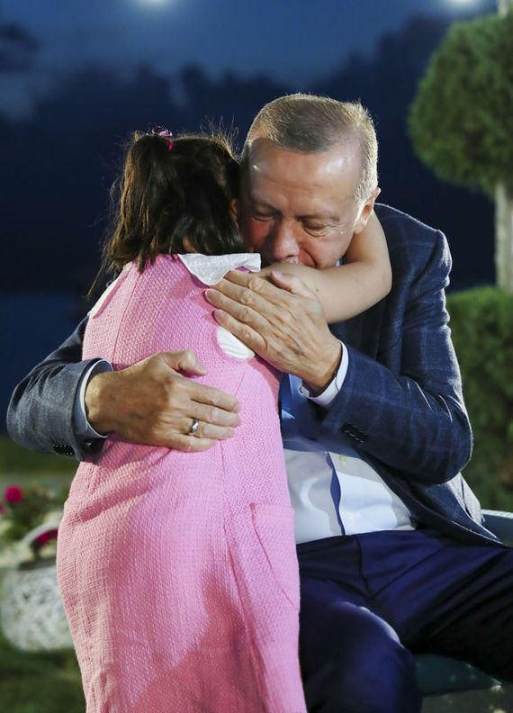 Cumhurbaşkanı Erdoğan, küçük Berrin ile kucaklaştı