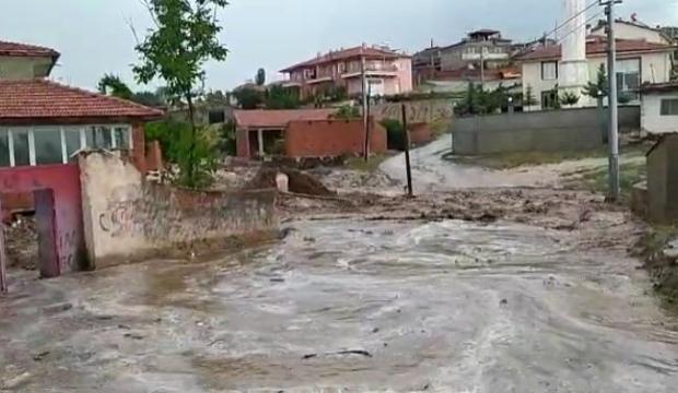 Afyonkarahisar’da bir köy sele teslim oldu! Tarlalarda 2 milyonluk hasar oluştu