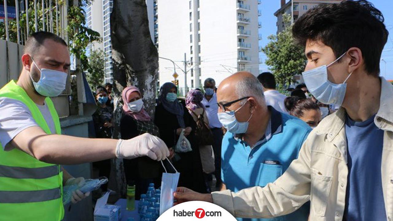 Geçmiş senelerdeki sınav öncesinde maske dağıtımı