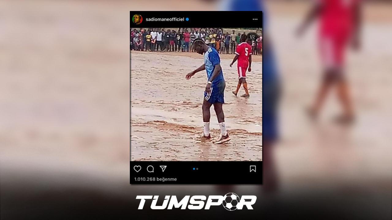 Sadio Mane, Senegal'deki arkadaşlarıyla futbol oynuyor