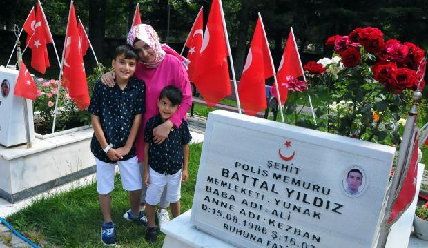 Konya'da şehit çocukları kahraman babalarına koştu! Mezarını gül suyuyla temizlediler   